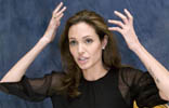 Angelina Jolie - tatouage bras (conférence de presse Beowulf)