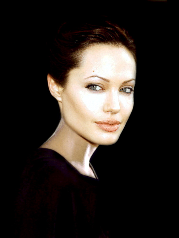 Fascinating Historical Picture of Angelina Jolie in 2004 