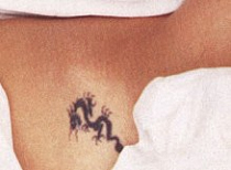 Angelina Jolie tatouage dragon bassin