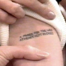 Angelina Jolie tatouage "A prayer..."