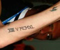 Angelina Jolie tatouage XIII V MCMXL