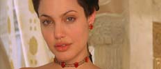 Julia Russell (Angelina Jolie)