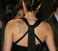 Angelina Jolie tatouage Prière bouddhiste